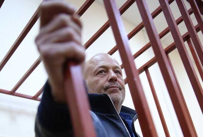 Получив 7,5 года, которые уже отсидел, экс-сенатор задержан в зале суда по новому делу — о хищении 359 миллионов рублей из банка "Таврический" в виде займов