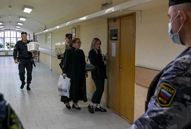 Саша Скочиленко и судья, боящаяся бумажек